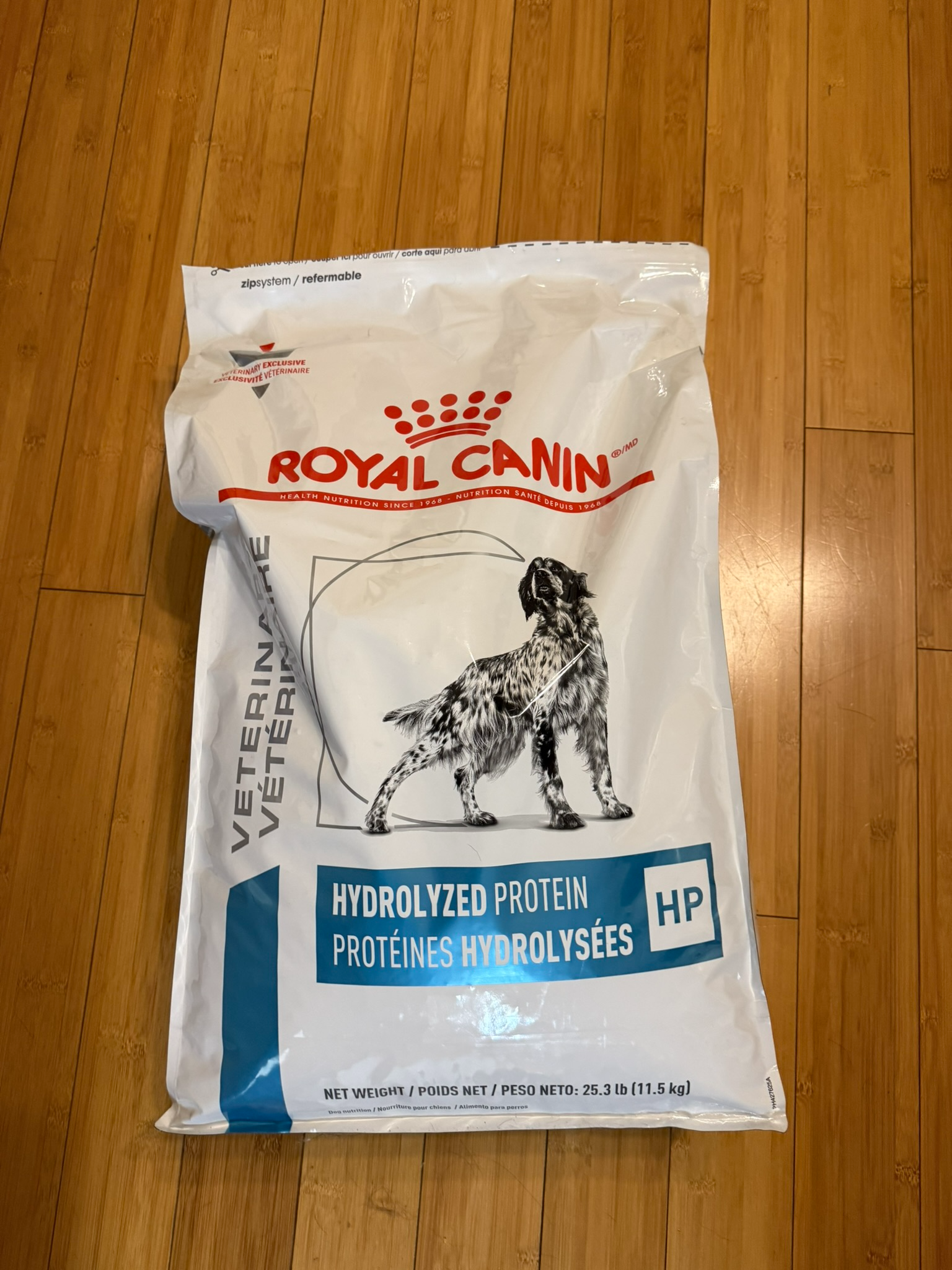 Dry kibble packet with measuring cup